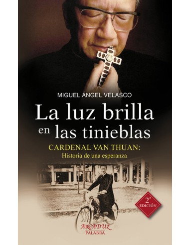 LUZ BRILLA EN LAS TINIEBLAS LA