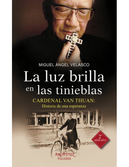 LUZ BRILLA EN LAS TINIEBLAS LA
