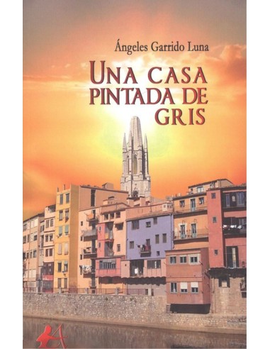 UNA CASA PINTADA DE GRIS