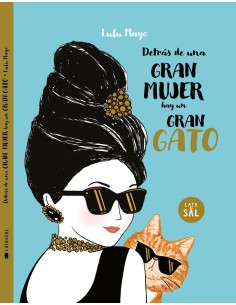 Detras de una mujer hay un gran gato