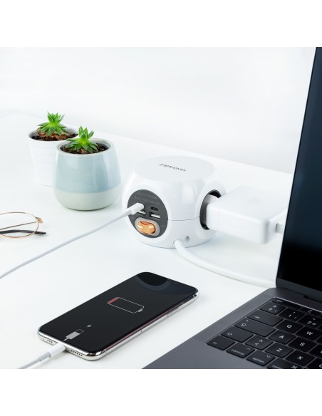 Base de 3 enchufes con 4 USB's (2 USB A + 2 USB-C), con interruptor