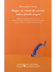 Mujer en cinta de correr sobre fondo negro