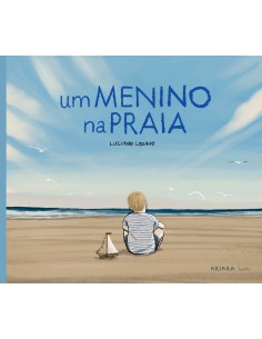 Um menino na praia