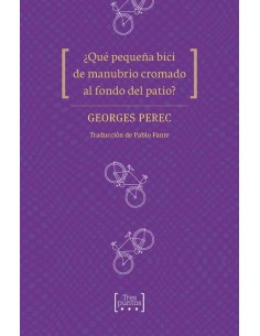 Que pequena bici de manubrio cromado al fondo del patio