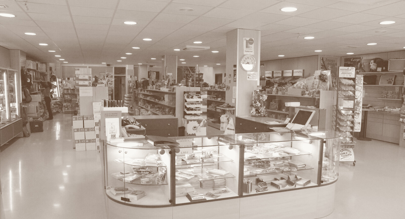 La tienda de Rosendo por dentro: fotografía, librería, papelería e informática