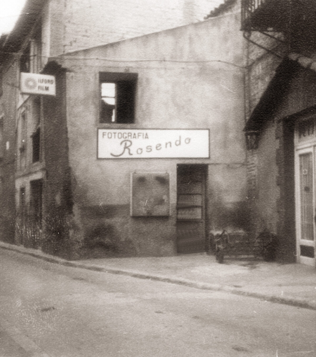 La tienda de Rosendo en 1950, con el letrero pintado a mano