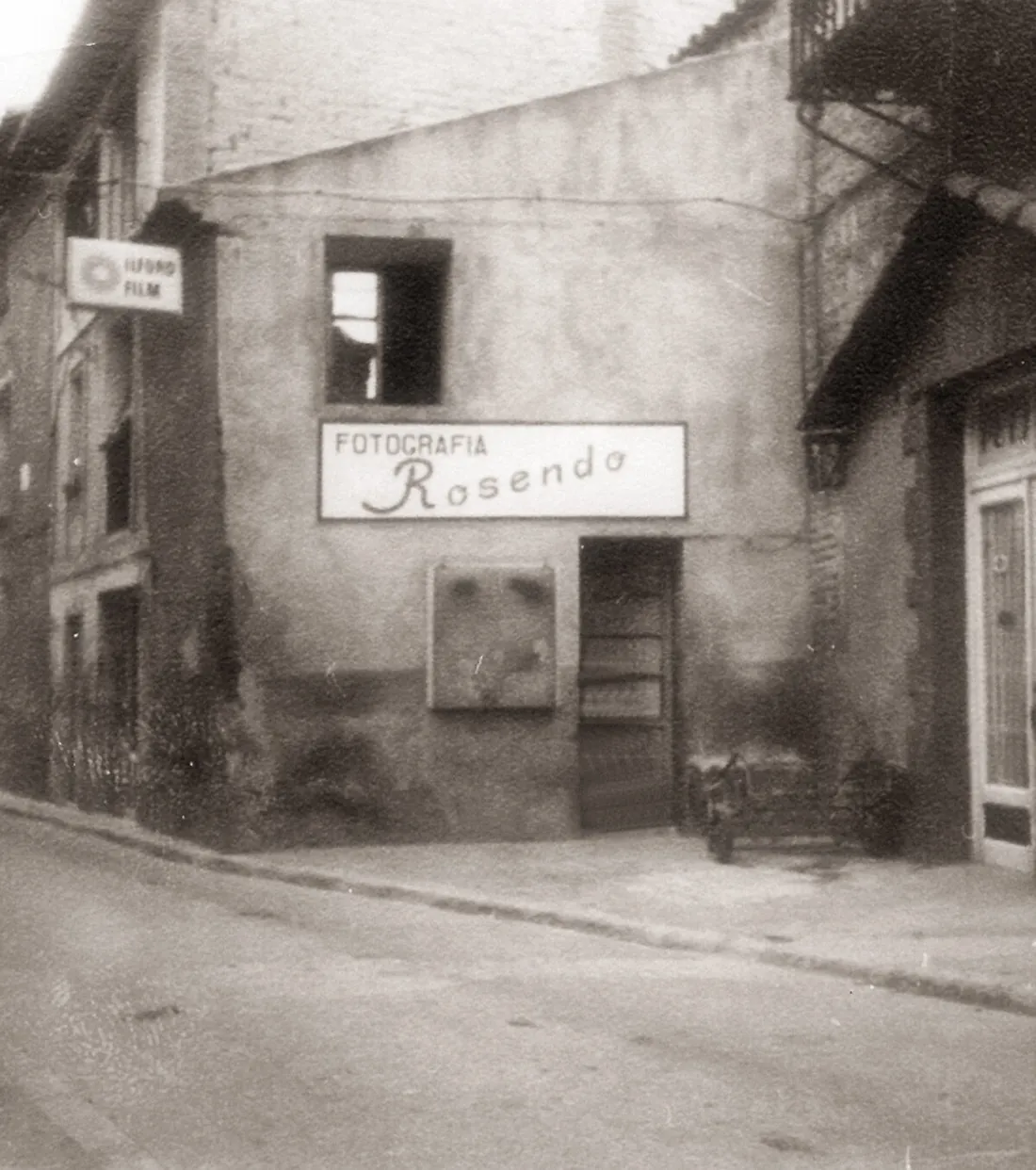 La tienda de Rosendo en 1950, con el letrero pintado a mano