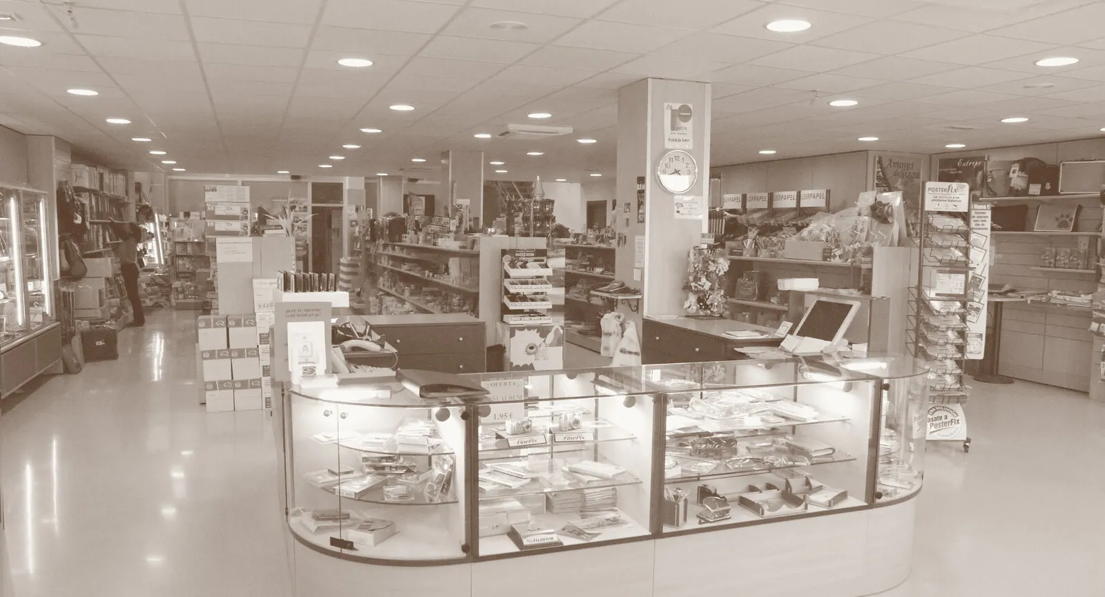 La tienda de Rosendo por dentro: fotografía, librería, papelería e informática
